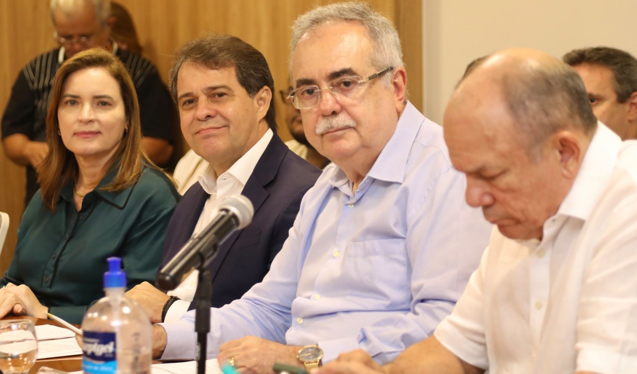 primeira dama Cristiane Leitão, prefeito Evandro e presidente da CDL Assis Cavalcante na mesa da reunião